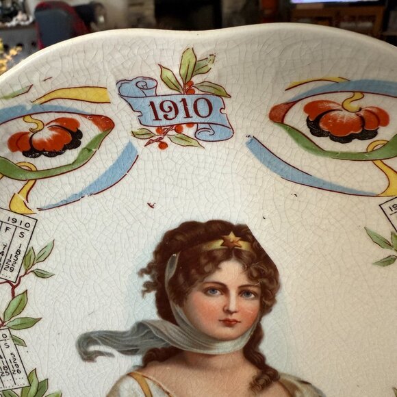 1910 Promotional Calander Plate with Wood stand - Picture 7 of 14